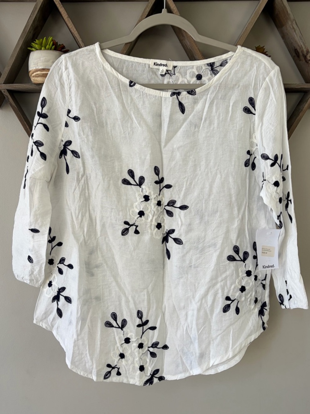 Kindred Boho Embroidered Floral Blouse. NWT. Size medium.